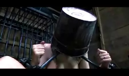 Chàng phim xes nhat hay nhat khao khát một người bạn trong phòng khách.