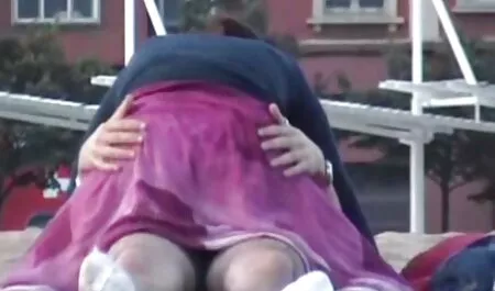 Tập thể sex japan khong che dục cô gái trên giường và kéo dài chân