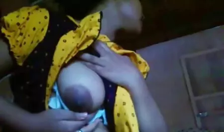 Một cô gái gầy rửa phim xet hay moi nhat âm đạo của cô mà không nhận thấy các camera trong phòng tắm.