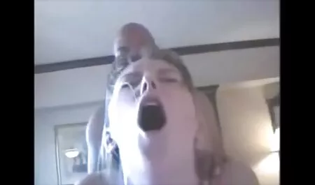 Cô gái với hình jav nhật bản không che xăm trong con chó ra