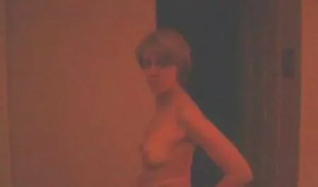 Cô gái tóc vàng phim sex nhat ban jav cho một người giàu có người yêu trong hồ bơi