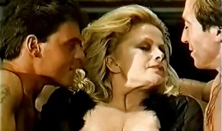 Già người phụ sex nhật không che nữ với mái tóc màu xám, một người đàn ông trẻ,