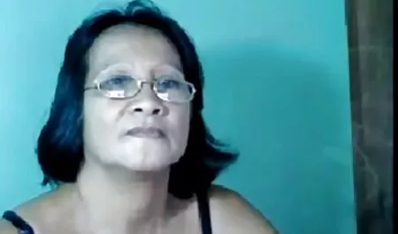 Một chàng trai với phim xét moi nhat một cô gái có một người tắm cùng nhau.