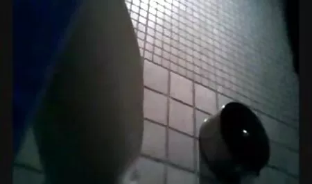 Người phụ nữ trẻ lần đầu tiên cố gắng để lộ sex nhật bản hd không che mình ở nơi công cộng.
