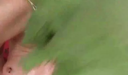 Tóc dài sex nhật bản khong che tóc đỏ trở thành một người bạn trong không khí mở.